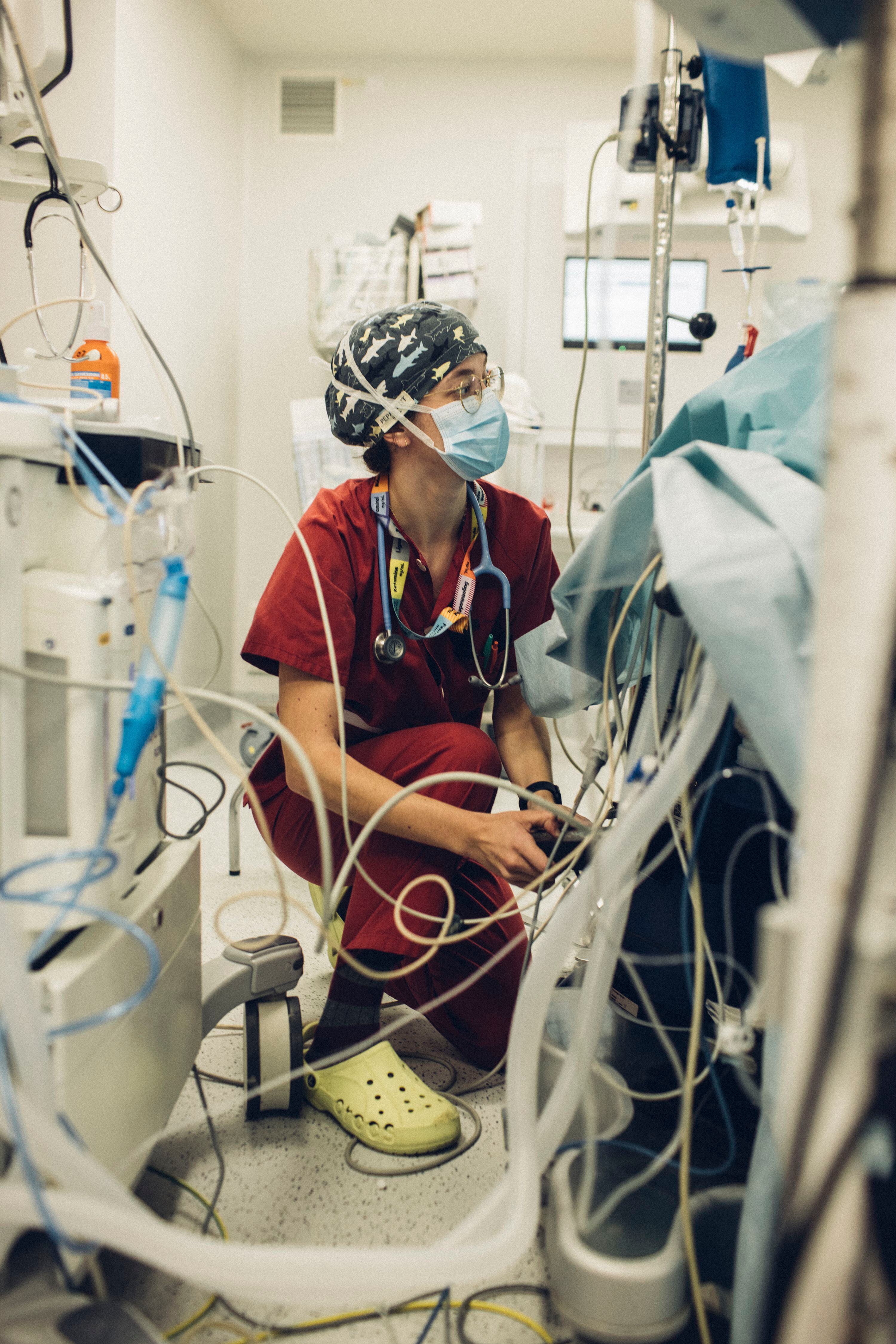 Rocío Sánchez, cordobesa, de 25 años, residente de primer año de Anestesiología, durante una intervención en el Hospital La Paz, de Madrid.