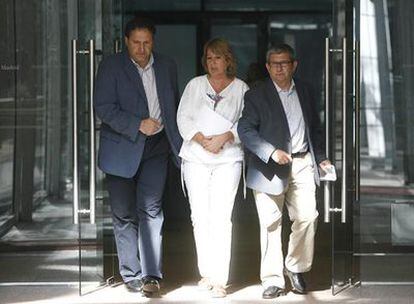 Los socialistas José Cepeda, Maru Menéndez y Adolfo Navarro, ayer, a la salida de la Asamblea de Madrid.