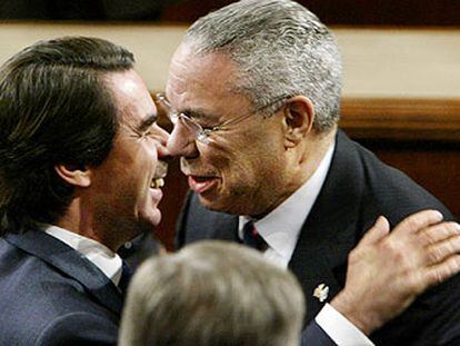 José María Aznar saluda al secretario de Estado estadounidense, Colin Powell, antes de pronunciar su discurso.