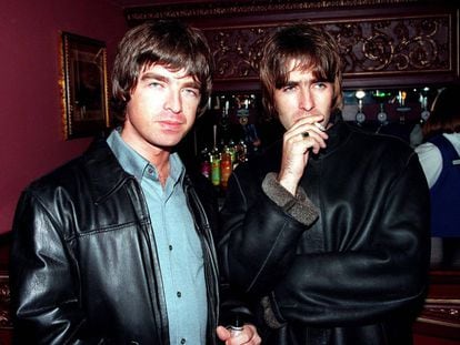 Noel (izquierda) y Liam Gallagher cuando formaban Oasis a mediados de los noventa.