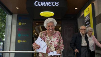 María del Rosario Testa, Charo, a la salida de la oficina de Correos.