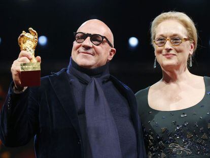 Gianfranco Rosi, con el Oso de Oro de &#039;Fuocoammare&#039;, junto a la presidenta del jurado, Meryl Streep.