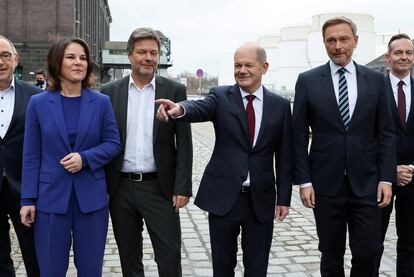 Los colíderes de Los Verdes, Annalena Baerbock y Robert Habeck, el próximo canciller, el socialdemócrata Olaf Scholz, y Christian Lindner, de los liberales.