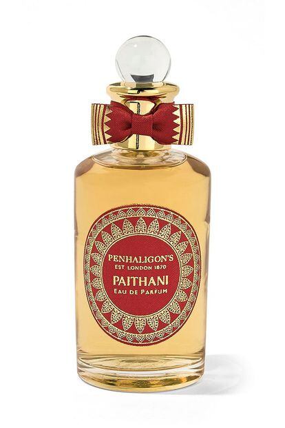 Es bastante común encontrarse frascos retro en históricas firmas de perfumería británicas como Penhaligon's, creada en 1870. Este perfume, Pahitani, con ingredientes como el cardamomo o la pimienta negra, evoca a la India tanto en su aroma como en su aspecto (183 euros aprox.).