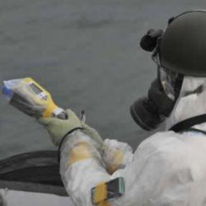 Un trabajador mide la radiación cerca de la planta de Fukushima.