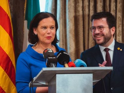 La presidenta del Sinn Féin, Mary Lou McDonald, en rueda de prensa junto al presidente de la Generalitat, Pere Aragonès.