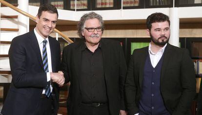 Pedro Sánchez con dos figuras de ERC, Joan Tardà y Gabriel Rufián.