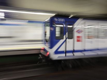 Un tren llegaba al andén de una estación del metro de Madrid, en junio de 2021.