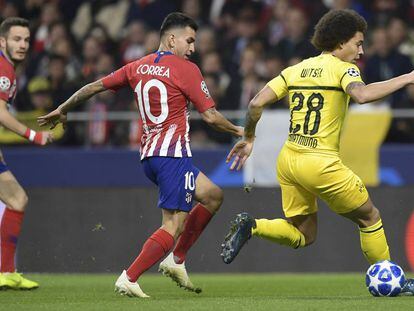 Correa trata de superar a Witsel.