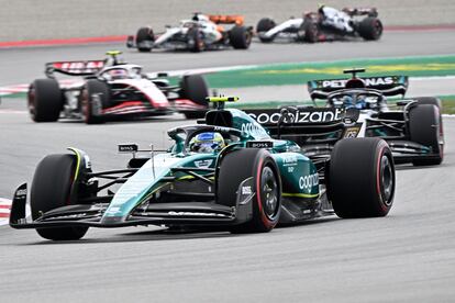 El piloto español de Aston Martin, Fernando Alonso, y el piloto británico de Mercedes, George Russell, compiten durante la carrera del Gran Premio de España de Fórmula 1 en el Circuito de Montmeló (Barcelona)