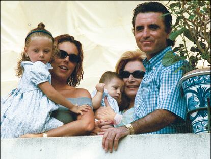 Rocío Jurado, con su hija Rocío Carrasco, sus nietos Rocío y David Flores, y su marido, el torero José Ortega Cano, en 1999.