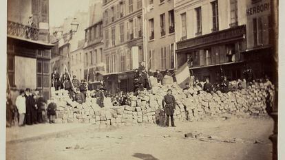 'Barricada en la plaza de la Bastilla', 18 de marzo de 1871, una de las imágenes de la exposición 'Genealogías documentales. Fotografía 1848-1917'.