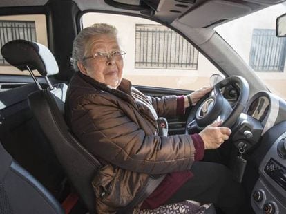 Trini Cebrián, la vecina de Alginet, Valencia, que se ha sacado el carnet con 84 años, al volante de su vehículo.