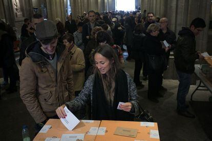 Largas colas para poder votar en el colegio electoral de plaza Univesidad, en Hospitalet de Llobrega.
