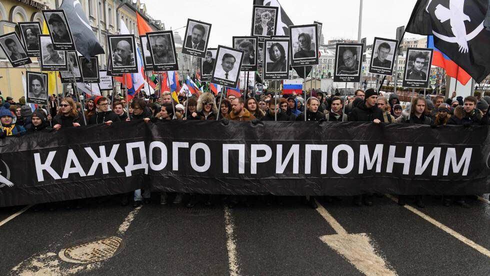 Manifestantes con las fotos de los muertos en extrañas cicuntancias durante el mandato de Putin.