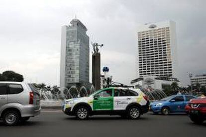 Vista de una cámara de "street view" sobre un coche de Google circulando por las calles de Yakarta, Indonesia. EFE/Archivo