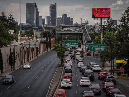 Vista del tráfico en la avenida Constituyentes, al poniente de la Ciudad de México.