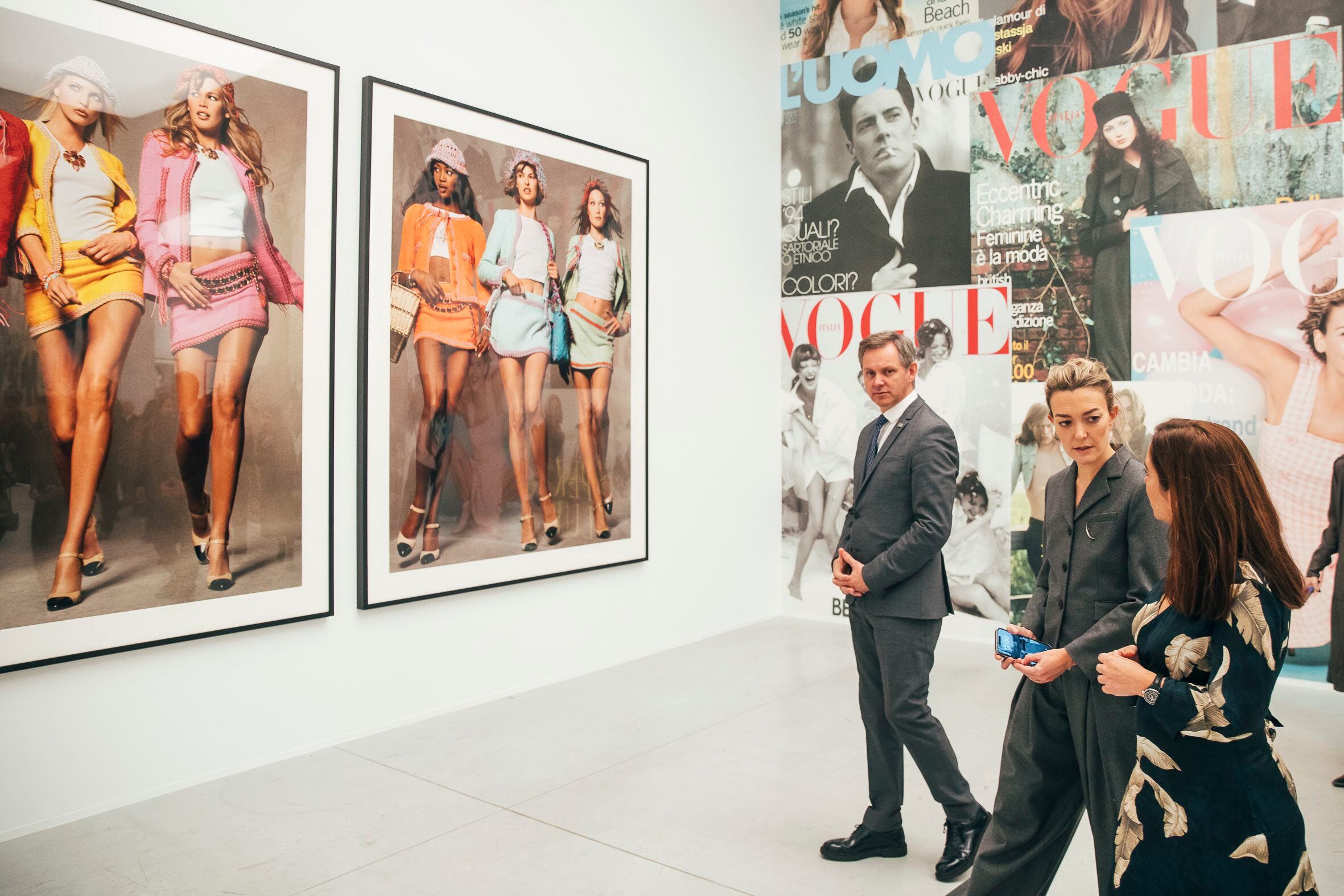 Marta Ortega, presidenta de Inditex, visita la exposición el pasado 15 de noviembre de 2022. En una de las salas se exponen algunas de las portadas que firmó el fotógrafo para 'Vogue Italia'.