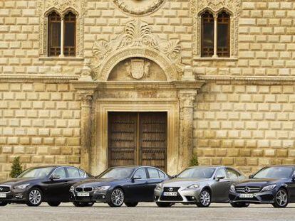 De izquierda a derecha: Infiniti Q50, BMW Serie 3, Lexus IS y Mercedes Clase C, frente al palacio de Cogolludo (Guadalajara).