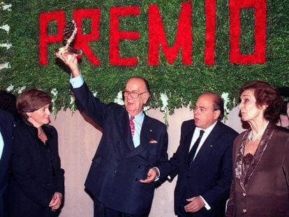 Camilo José Cela recibe el Planeta en 1994 de manos de Jordi Pujol.