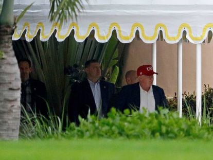 Trump sortint de la seva residència a Florida aquest diumenge.