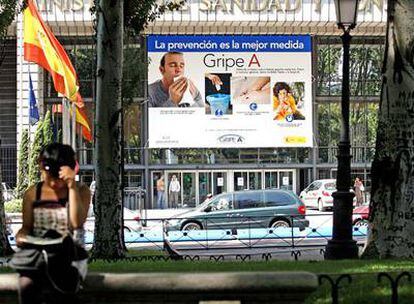 Cartel sobre prevención de la nueva gripe en la fachada de la sede del Ministerio de Sanidad en Madrid.