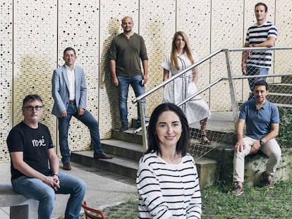 Elena Arzak, en el centro, junto a Andoni Aduriz (detrás, a la izquierda), Francis Paniego (a la derecha) y, al fondo, de izquierda a derecha, Joxe Mari Aizega, Javier Goya, Lucía Freitas y Javier Mayor, en el Basque Culinary Center.