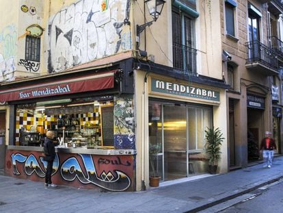 Bar Mendizabal, en el barrio del Raval de Barcelona, en una imagen de  2015.