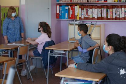 Primer día de clase tras el confinamiento en el colegio público El Vallés, en Terrassa.