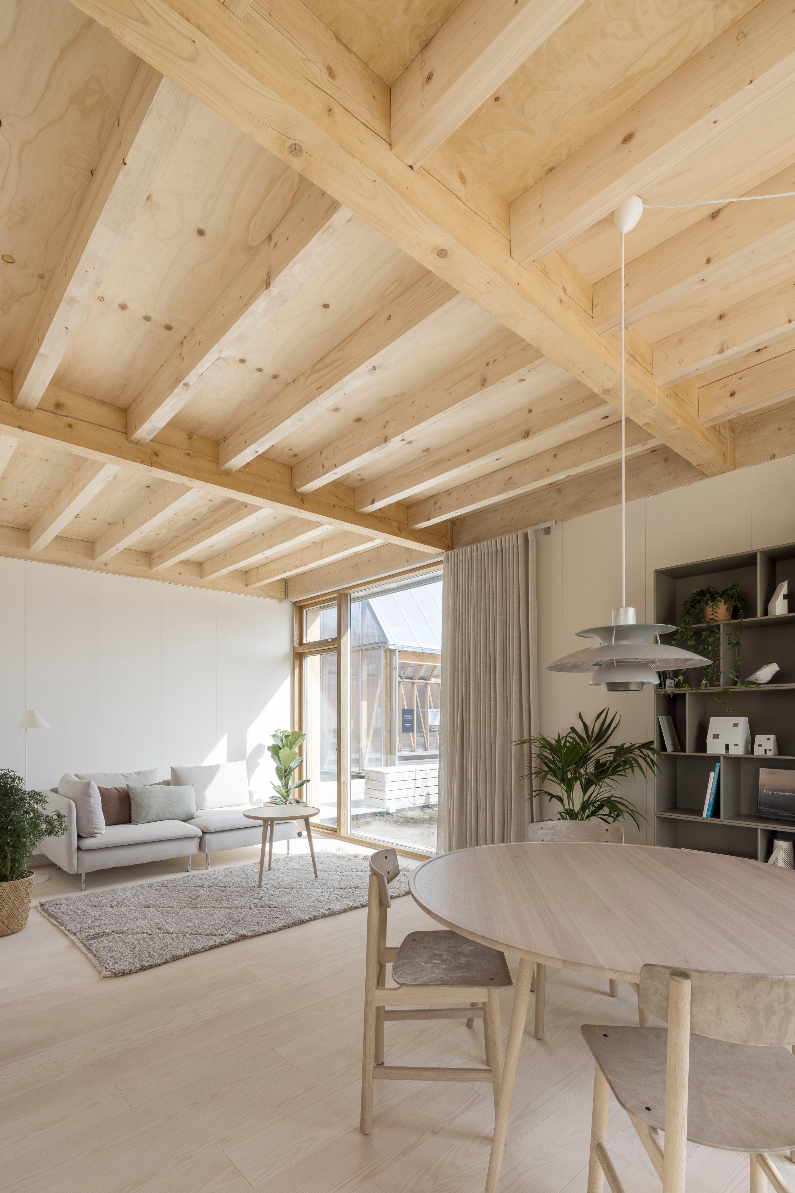 Los interiores de estas viviendas experimentales reflejan la vocación práctica del diseño danés.