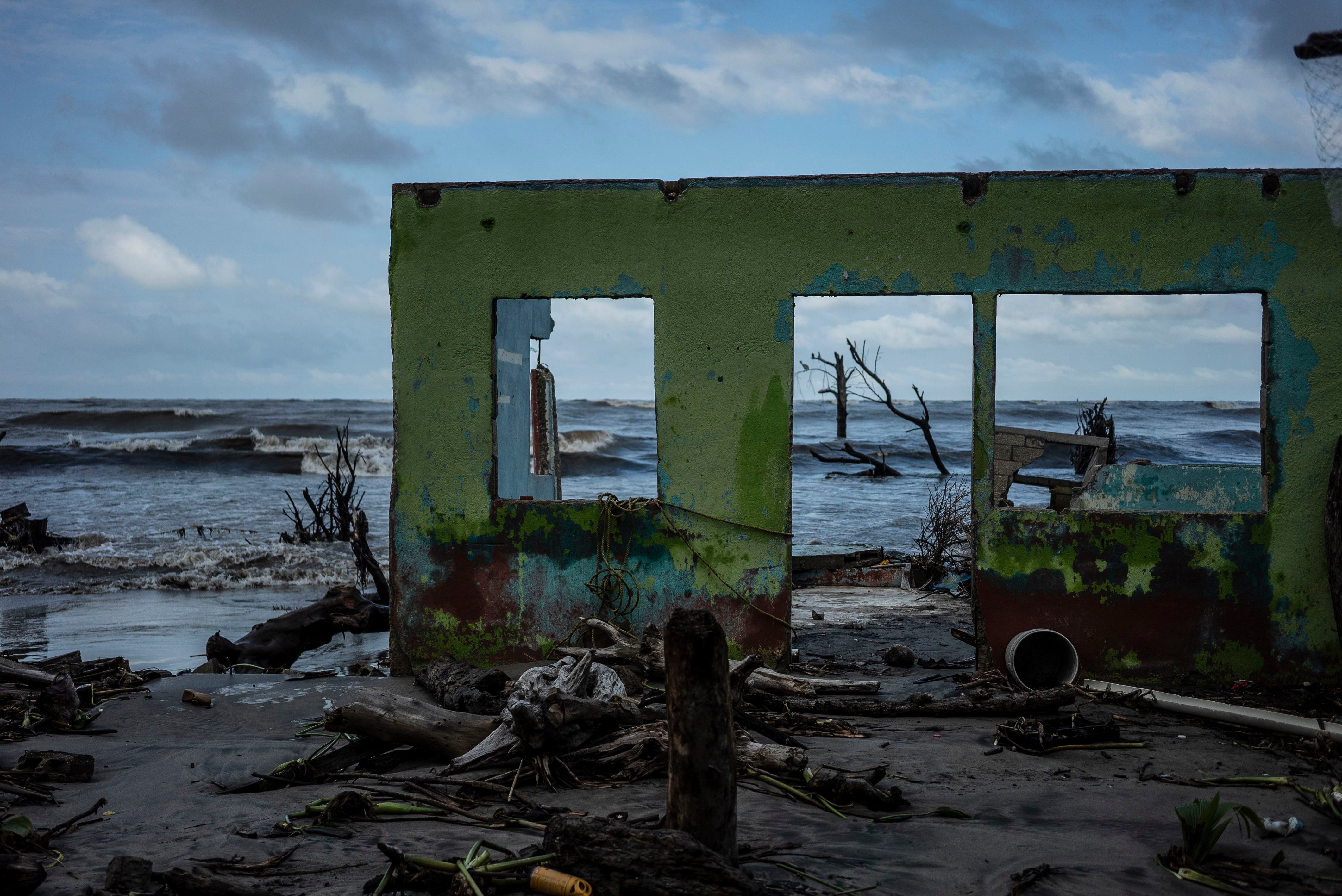 La fachada de una casa destruida por el aumento en el nivel del mar en la playa de El Bosque, en Centla (Tabasco).