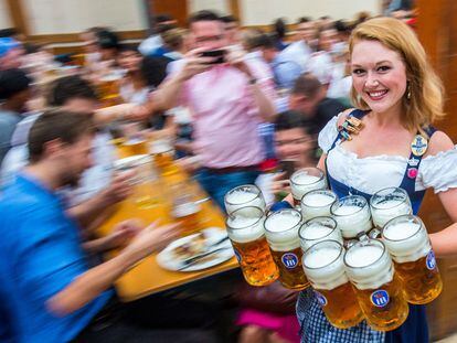 Una camarera sirve 11 litros de cerveza durante el Oktoberfest, en Baviera.