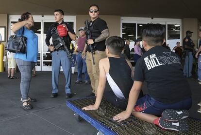 El gobernador de Texas, Greg Abbot, ha hablado de "uno de los días más sangrientos" de la historia del Estado. Se trata del tiroteo más letal en lo que va de año en Estados Unidos. En la imagen, la policía toma declaración a testigos en Sam's Club, donde los clientes de Walmart fueron evacuados después del tiroteo.