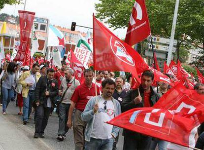 Trabajadores y delegados sindicales en la manifestación de ayer, delante de la Xunta.