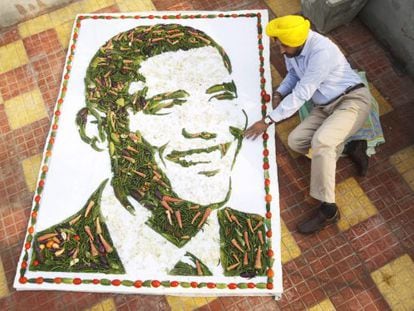 Un artista hindú muestra un retrato de Barack Obama hecho con vegetales.