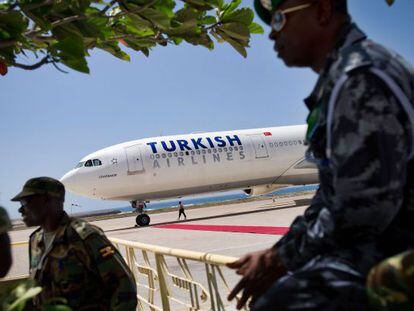 Soldados ugandeses de la misi&oacute;n de la Uni&oacute;n Africana  en Somalia hoy, en el aeropuerto de Mogadiscio, ante el primer vuelo turco.