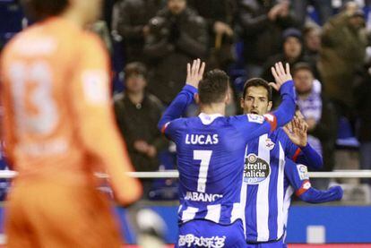 Guillermo Ochoa, en primer término, ve la celebración del Deportivo