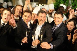 Los Roca celebran su triunfo como mejor restaurante del mundo con su equipo de El Celler.
