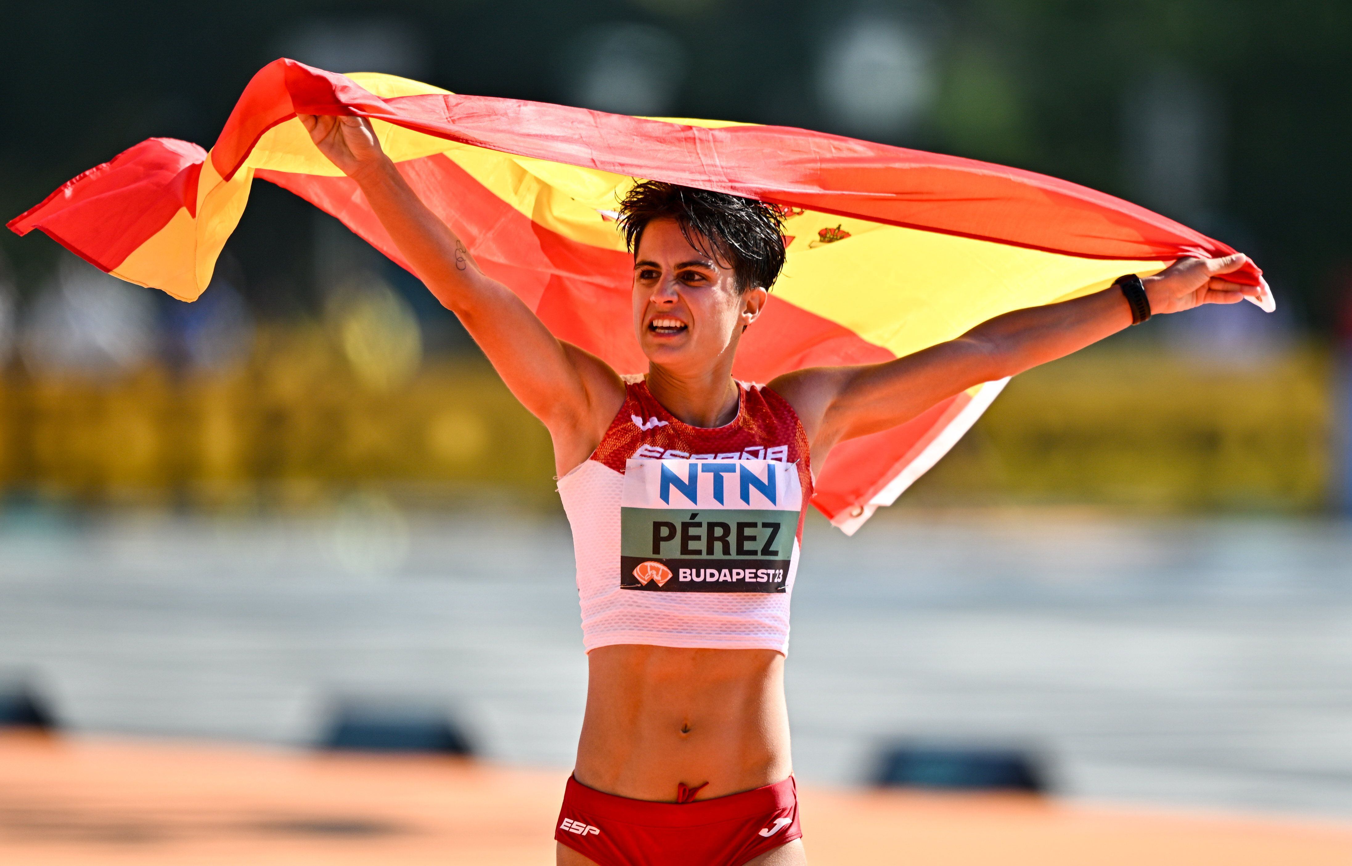 La atleta María Pérez sostiene la bandera de España tras ganar el 35km marcha femenino en los Mundiales de Budapest.