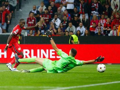 Diaby marca el segundo gol del Leverkusen ante el Atlético este martes.