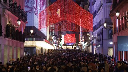La calle Preciados (Madrid) llena de gente en plena campaña de compras de Navidad, un lunes de diciembre.