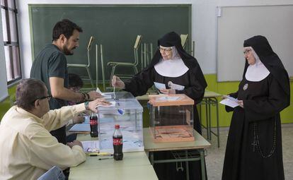 Dos monjas votan en el colegio Santa Teresa de Jesús de Madrid.