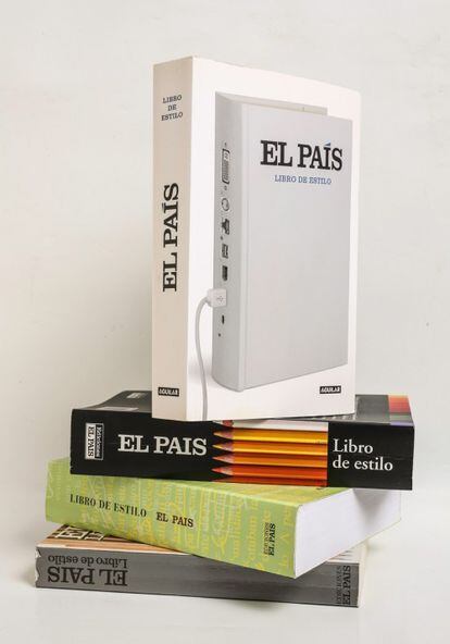 Distintas ediciones del 'Libro de Estilo' de EL PAÍS.