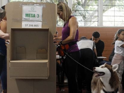 Ciudadanas votan en las elecciones locales y regionales en Medellín (Colombia), el 29 de octubre de 2023.