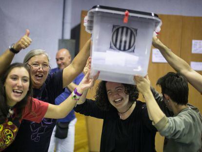 Una urna del 1-O en el IES Reina Violant de Barcelona al final de la jornada.