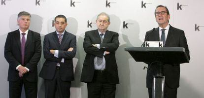 Gregorio Villalabeitia, a la derecha, el pasado mes de noviembre acompañado por los presidentes de las tres cajas vascas. 