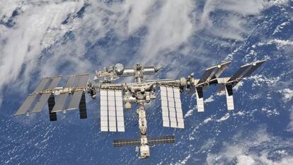 La Estación Espacial Internacional, orbitando alrededor de la Tierra.