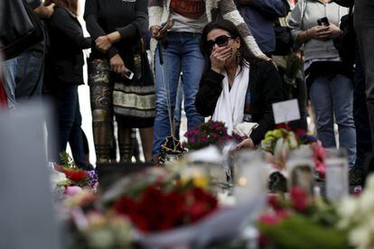 Una mujer llora durante un homenaje a David Bowie en Los Ángeles (EE UU).