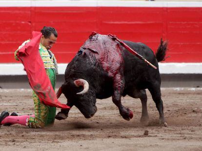 Iván Fandiño, en su primer toro.
