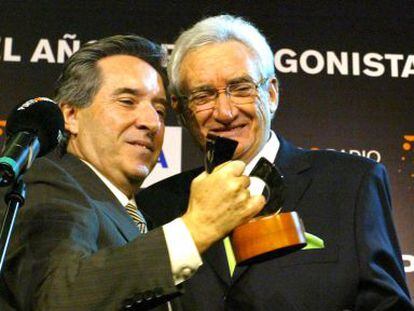 Del Olmo entrega el premio Protagonistas a Gabilondo, en 2005.